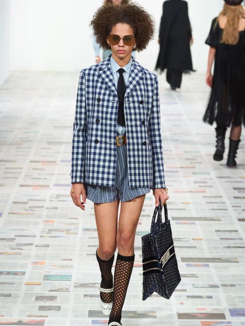 從功能性服飾到現(xiàn)代時裝, 學(xué)院制服 的時尚翻身仗