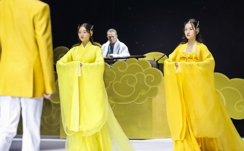 巴黎時(shí)裝不算什么,當(dāng)中國漢服走上國際時(shí)裝周,外國人都被驚艷了 素錦青衫